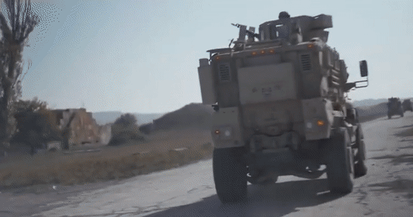 Thiết giáp kháng mìn MaxxPro Mỹ 'thúc thủ' trước UAV tự sát Nga