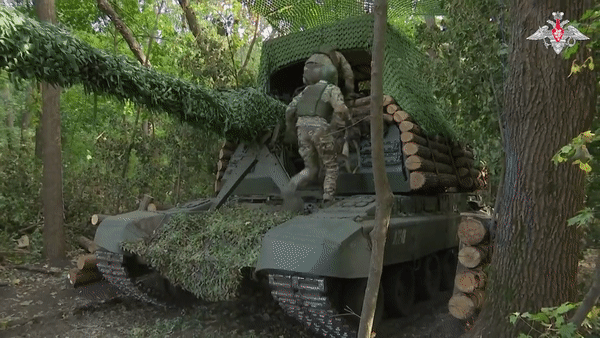 Vì sao pháo tự hành 2S19 Msta-S được quân đội Nga trang bị thêm giáp gỗ?