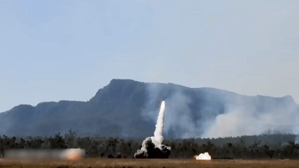 Tên lửa tầm xa ATACMS nguy hiểm cỡ nào khi được bắn ra từ 'hỏa thần' HIMARS?