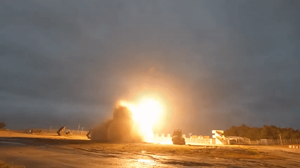 Tên lửa tầm xa ATACMS nguy hiểm cỡ nào khi được bắn ra từ 'hỏa thần' HIMARS?