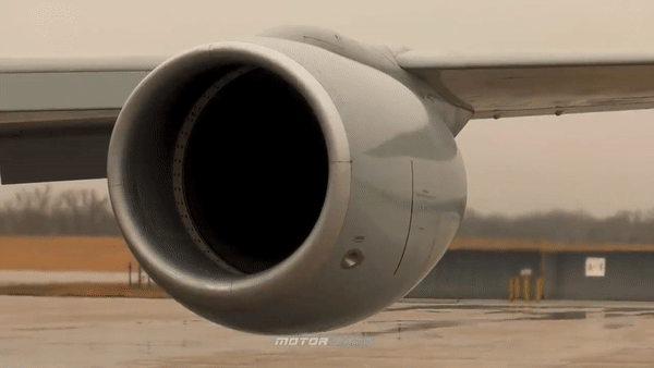 Nga công bố video tiêm kích Su-27 chạm mặt trinh sát cơ khổng lồ RC-135 của Anh