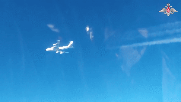 Nga công bố video tiêm kích Su-27 chạm mặt trinh sát cơ khổng lồ RC-135 của Anh