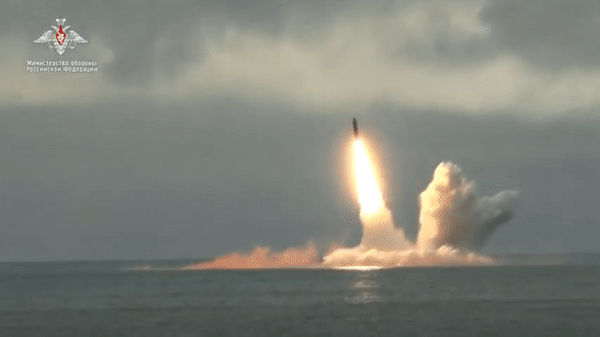 Tàu ngầm nguyên tử Nga phóng thử tên lửa đạn đạo hạt nhân Bulava tầm bắn hơn 9.000 km