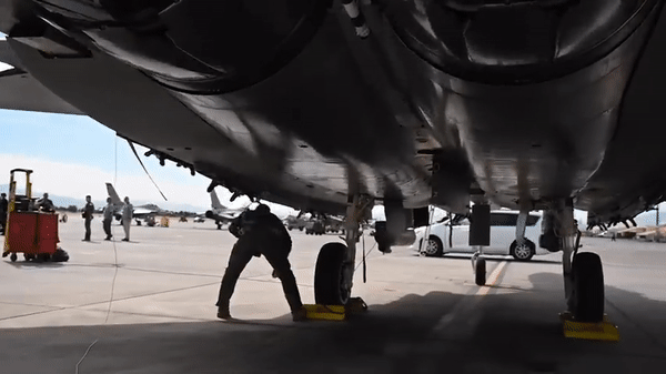 Sức mạnh chiến đấu cơ F-15EX mới tinh mà không quân Mỹ vừa nhận