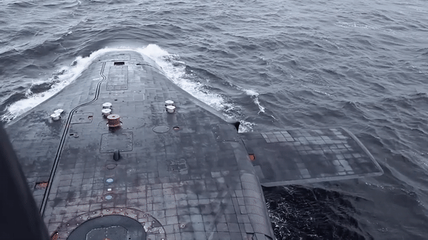 Siêu tàu ngầm hạt nhân chiến lược của Anh suýt bị ép nát dưới lòng đại dương