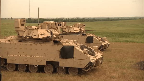 Lính Nga khoe tịch thu xe chiến đấu bộ binh M2 Bradley do Mỹ sản xuất gần Avdeyevka