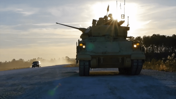 Lính Nga khoe tịch thu xe chiến đấu bộ binh M2 Bradley do Mỹ sản xuất gần Avdeyevka