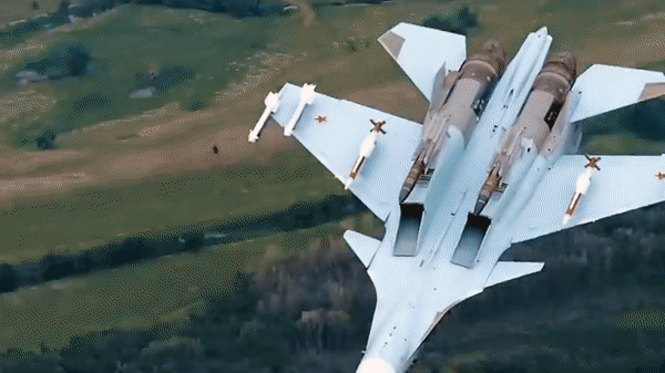 Cận cảnh tiêm kích Su-30SM Nga bắn nổ xuồng tự sát gần Crimea