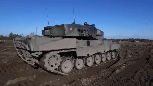 Điều gì khiến Đức phải mua lại xe tăng Leopard 2A4 đã loại biên từ Thụy Sĩ?