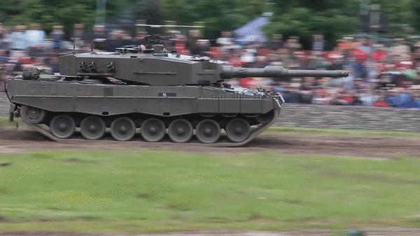 Điều gì khiến Đức phải mua lại xe tăng Leopard 2A4 đã loại biên từ Thụy Sĩ?