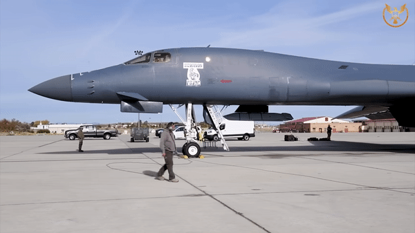 Mỹ thiệt hại lớn khi oanh tạc cơ B-1B Lancer cháy rụi trong lúc hạ cánh