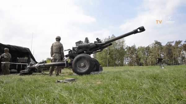 Mỹ tập trận không vận lựu pháo M119 ở Romania