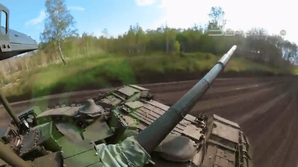 Xe tăng T-80BVM Model 2023 đi thẳng từ nhà máy ra chiến trường