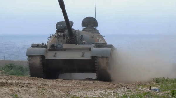 Nga sử dụng xe tăng T-55 'nã pháo' liên tục ngăn đối phương vượt sông