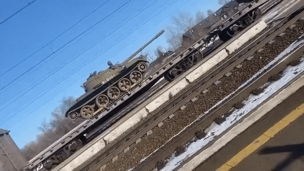Nga sử dụng xe tăng T-55 'nã pháo' liên tục ngăn đối phương vượt sông