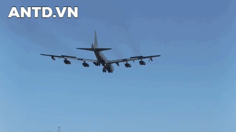 Máy bay ném bom chiến lược B-52H Mỹ cháy động cơ, hạ cánh khẩn cấp