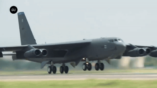 Máy bay ném bom chiến lược B-52H Mỹ cháy động cơ, hạ cánh khẩn cấp