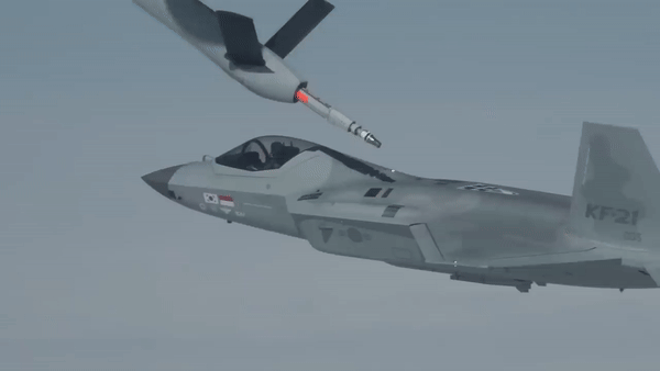 Tiêm kích KF-21 Hàn Quốc lần đầu tiếp nhiên liệu trên không