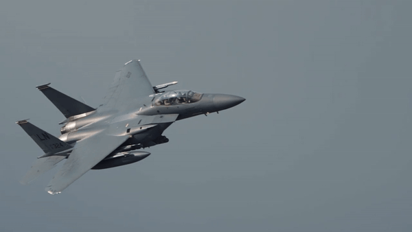 Lo ngại sóng thần, tiêm kích F-15J Nhật Bản đồng loạt 'tràn' lên mặt đường