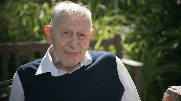 Cụ ông cao tuổi nhất thế giới tiết lộ bí kíp bất ngờ để sống trường thọ