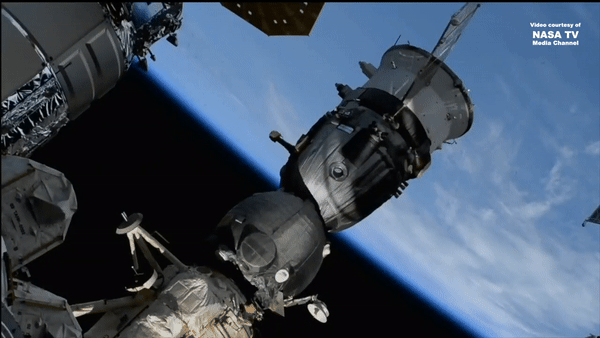 Tàu Soyuz đáp xuống Trái đất, nữ phi hành gia xinh đẹp làm nên lịch sử