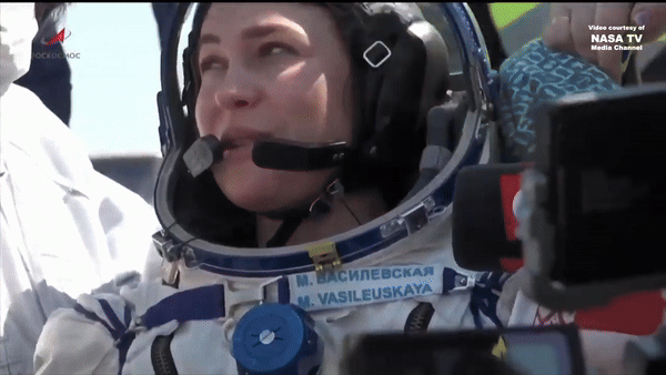 Tàu Soyuz đáp xuống Trái đất, nữ phi hành gia xinh đẹp làm nên lịch sử