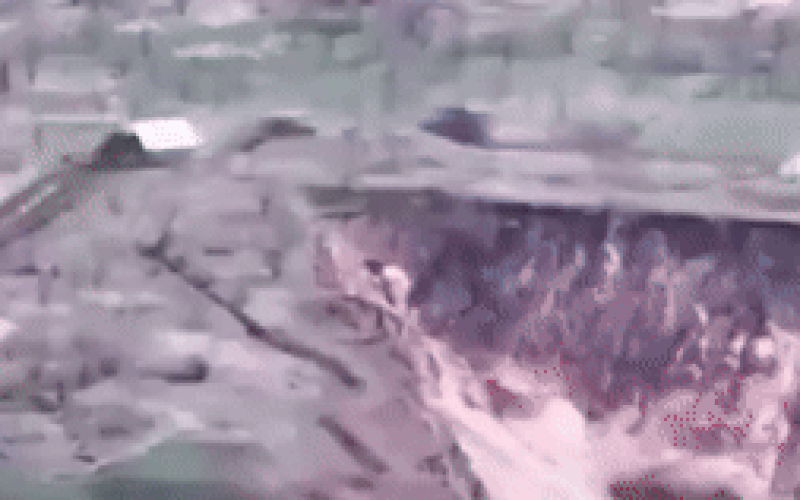 Lo sợ ‘máy cắt cỏ của thần chết’, xe tăng Nga bèn lắp 'giáp mai rùa’ 