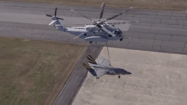 Siêu trực thăng CH-53K Mỹ cẩu tiêm kích F-35C bay qua biển