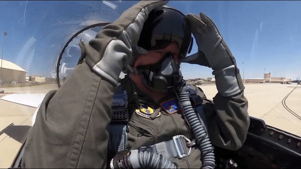 Bộ trưởng Mỹ ngồi trên tiêm kích F-16 do AI điều khiển