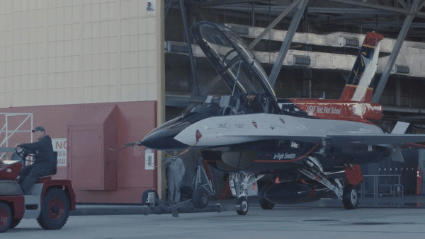 Bộ trưởng Mỹ ngồi trên tiêm kích F-16 do AI điều khiển