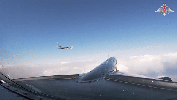 Tiêm kích Mỹ bám đuôi oanh tạc cơ Tu-95MS Nga áp sát Alaska
