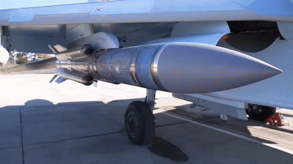 Su-30SM mang tên lửa R-37M tầm bắn 300 km, sẵn sàng đối đầu F-16 Ukraine