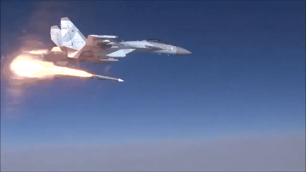 Su-30SM mang tên lửa R-37M tầm bắn 300 km, sẵn sàng đối đầu F-16 Ukraine