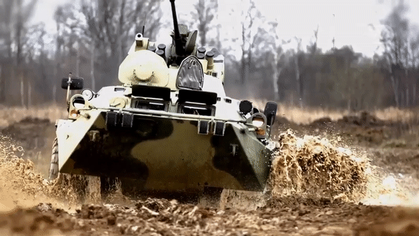 Màn đối đầu trực diện giữa thiết giáp BTR-82A Nga và M2 Bradley Ukraine