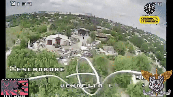Drone Ukraine tập kích tổ hợp phòng không 9K33 Osa Nga tại garage