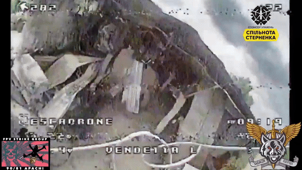 Drone Ukraine tập kích tổ hợp phòng không 9K33 Osa Nga tại garage