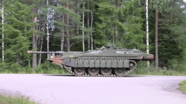 Xe tăng không tháp pháo 'nhún nhảy' độc đáo của Thụy Điển