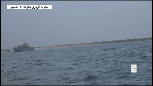 Houthi đăng video xuồng tự sát mang 150 kg thuốc nổ công phá tàu