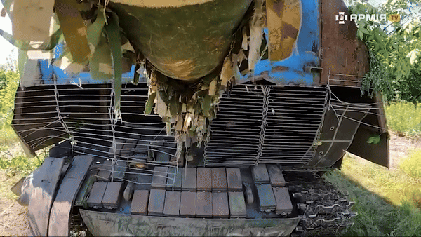 Lính Ukraine chê xe tăng lắp 'giáp mai rùa' Nga 