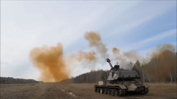 Xe tăng Abrams Ukraine nổ tung khi trúng đạn pháo thông minh Nga