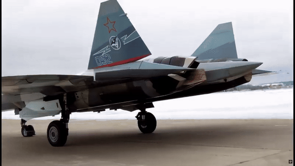 Chiếc Su-57 thử nghiệm với một động cơ có vòi phun thẳng