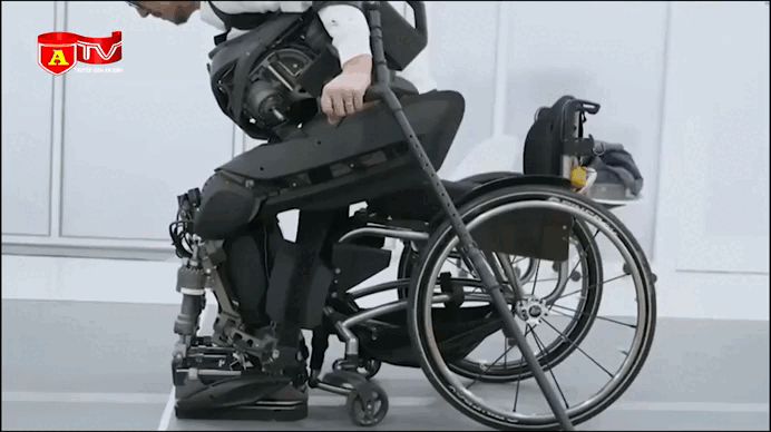 Robot hỗ trợ người bị liệt có thể đi lại, leo cầu thang