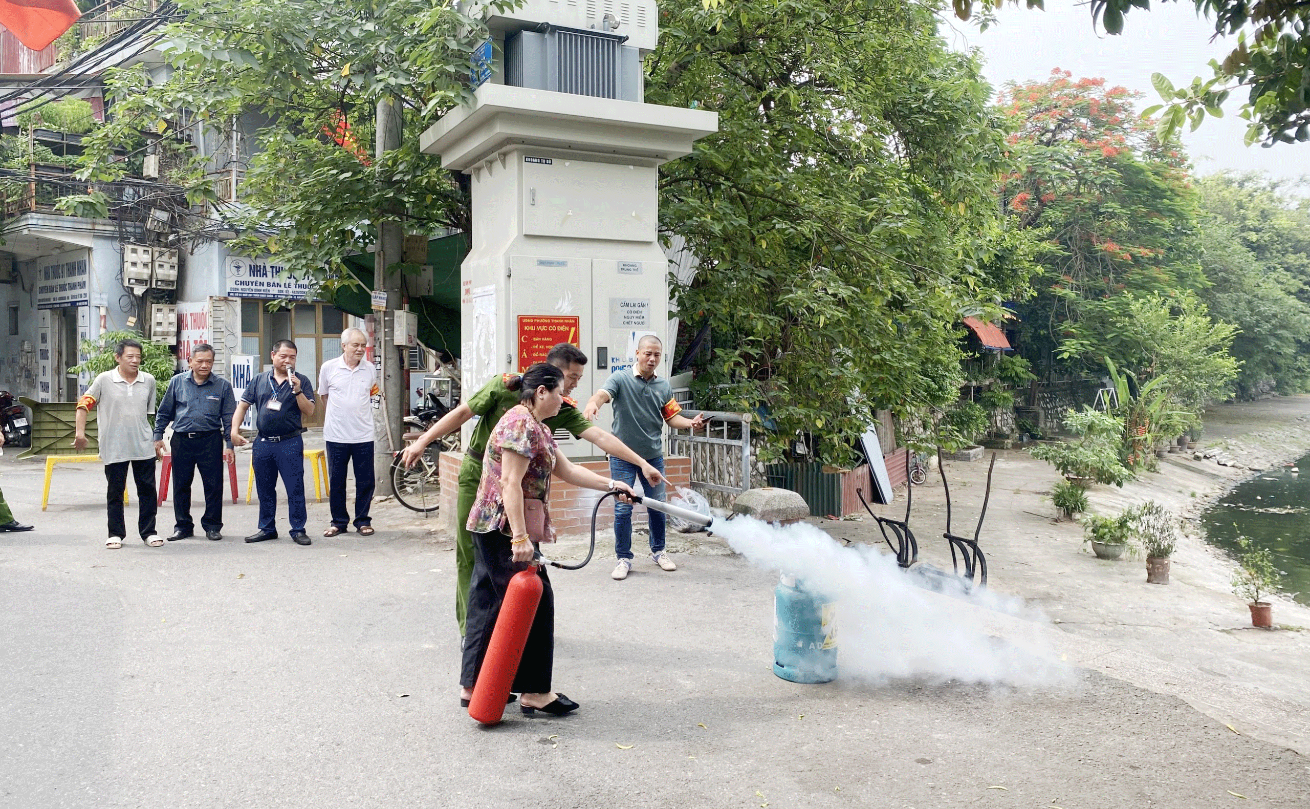 Lực lượng Cảnh sát phòng cháy hướng dẫn người dân thực hành chữa cháy bằng bình bọt