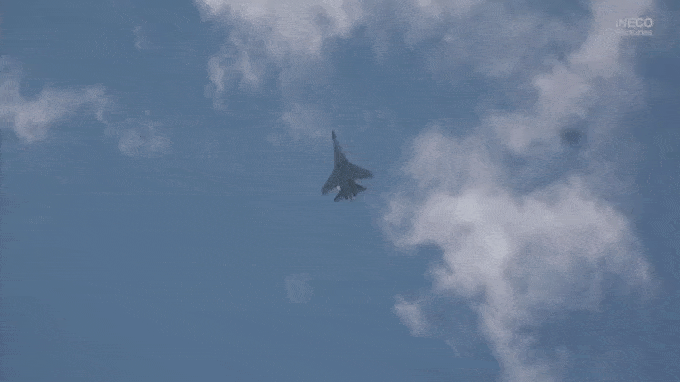 Xem tiêm kích Su-35 thể hiện khả năng nhào lộn "bá đạo" ở MAKS-2017