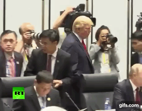 Video Tổng thống Trump và Putin liên tục thân mật tại hội nghị APEC