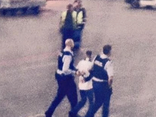 Bị cấm bay vì nhầm cửa máy bay là cửa nhà vệ sinh