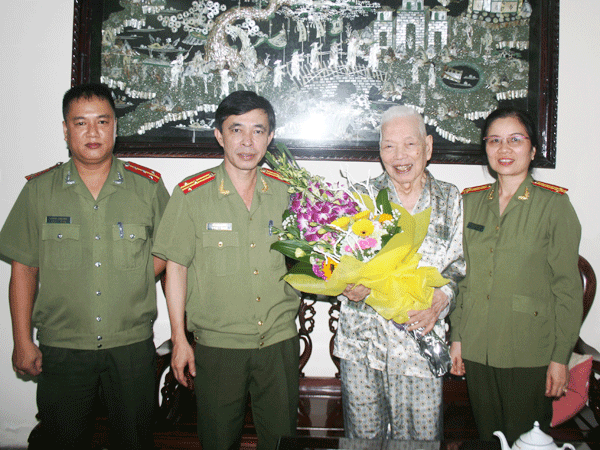 CAQ Ba Đình: Thăm, tặng quà người cao tuổi