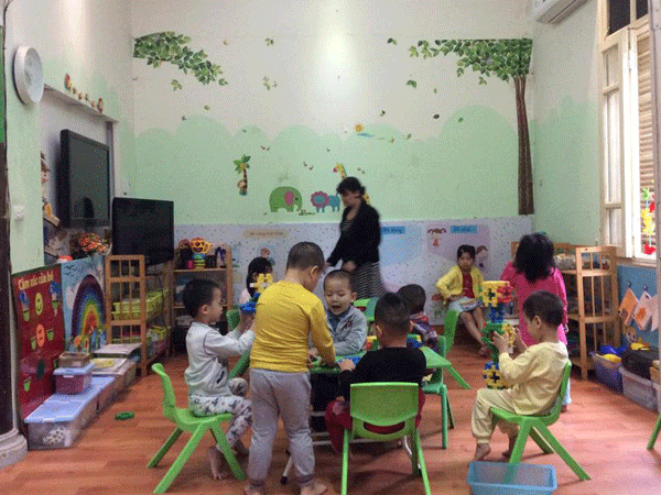 Đình chỉ cô giáo tát trẻ khi đang cho ăn