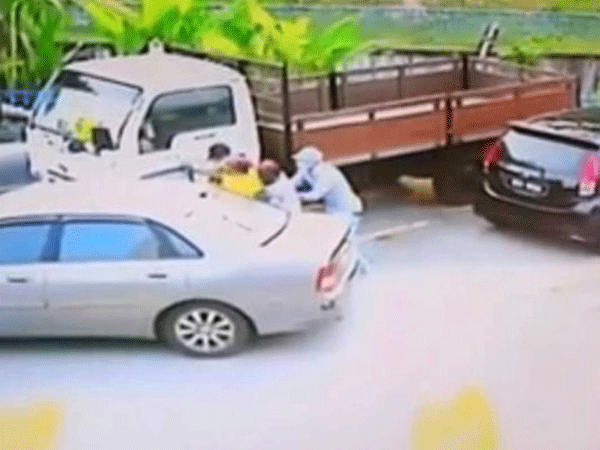 Thoát chết vì bị... bắt cóc nhầm