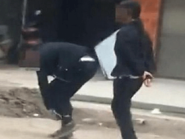 "Sốc" với cảnh mẹ xích con bắt đi dọc đường